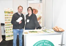 Mieke Lateir en Jörg Schlösse van Bingenheimer Saatgut hebben een breed gamma aan biologische zaden. Nieuw in het assortiment zijn soja, snackpaprika’s en koolrabi.